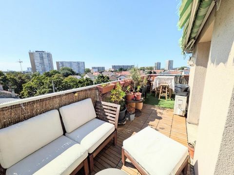 DUPLEX DERNIER ÉTAGE AVEC TERRASSE ET VUE DÉGAGÉE JUSQU’À LA TOUR EIFFEL