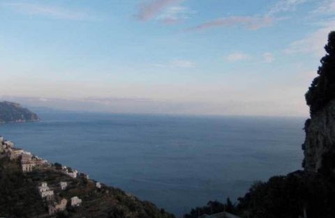 Partially furnished apartment in good condition, located on the top floor of the main building and boasting sea view. Partially furnished apartment in good condition, located on the top floor of the main building and boasting sea view. Amalfi is 10 m...