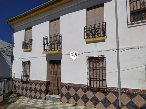 EXCLUSIVE to us. This 212m2 build 4 bedroom Andalucian property is located in the center of the beautiful town of Tozar, in the province of Granada and close to all kinds of establishments you may need, bars, a pharmacy and shops. The townhouse is ac...