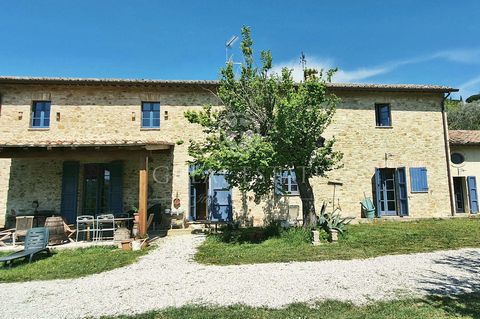 Casale tra gli Ulivi is a beautiful newly renovated farmhouse (2017), surrounded by a lands of about 1.5 ha in a sunny and panoramic position. The main farmhouse, entirely in stone, is on two levels for about 250 square meters gross, with a beautiful...