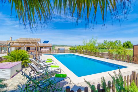 Enjoy the silent surrounding in a beatiful country house with pool in Montuiri which offers a nice holiday home for 5 people. In this beautiful rustic but modern house you will enjoy the country atmosphere of the interior of Mallorca but being really...