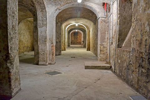 Bergamo - In a central position, we offer for sale a spectacular and charming warehouse in the basement, characterized by beautiful vaults. The warehouse has the possibility of having a private parking space in the condominium courtyard, both free an...