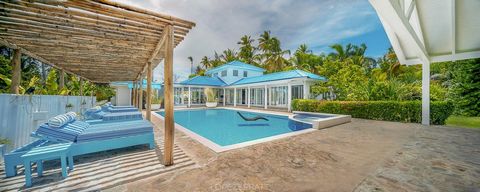 Spectacular Villa in Las Ballenas beach in Las Terrenas This is one of the few villas located right next to the beach in Las Terrenas. It has 5 rooms, and it´it's sold fully furnished. - On the First Level: 4 bedrooms with bathroom and closet, hall, ...