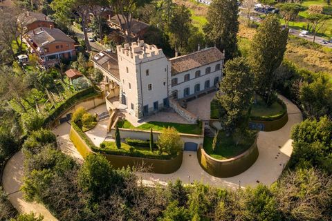 À l’intérieur de la prestigieuse zone « Colle delle Acacie », sur la Via Flaminia Nuova, immédiatement après corso Francia, nous avons le plaisir de proposer à la vente une propriété à couper le souffle, « l’ancien château Marchesi Cappelli », entièr...