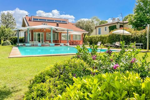 Villa Monteforato znajduje się w dzielnicy mieszkalnej Forte dei Marmi, znajduje się zaledwie 650 metrów od morza i mniej niż 1 km od zabytkowego centrum miasta. Ta luksusowa willa składa się z 5 sypialni dwuosobowych, 1 sypialni jednoosobowej i 7 ła...