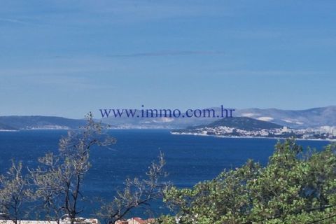 We mediate in sales of amazing building plot located in charming costal town of Sutivan. Property is situated on a hill, in in a mixed-use zone, just 500 meters from sea. A quiet location in a residential area and a beautiful panoramic view of the se...