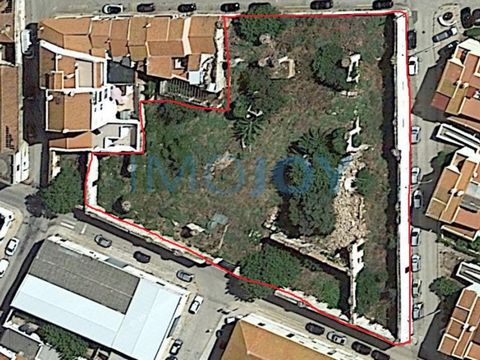 Land with a total area of 3,700 m2, implantation area of 1,687 m2 and construction area of 20 1,687m2, where a shopping center, warehouses, buildings or hotels, etc. can be built. This land is located in the center of the city of Silves, close to res...