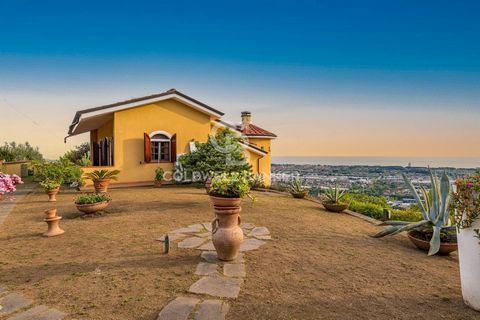 Detached villa with panoramic sea view, in a quiet area surrounded by greenery, on the Candia hills. The property is on three levels. On the ground floor there is a large entrance hall with living room, eat-in kitchen, fireplace, relaxation area with...
