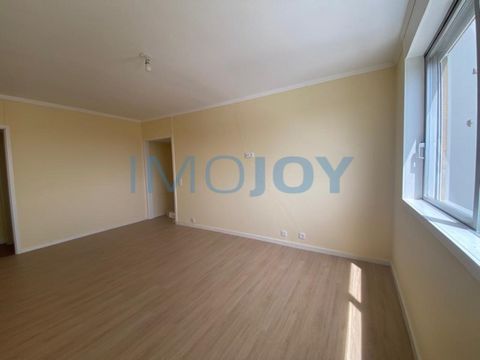 Excellent 3 bedroom apartment in one of the best housing areas of the city of Porto, with major remodeling works and excellent areas. Doorman 24h. The apartment is located on the 11th floor, with a living room that enjoys plenty of light and unobstru...