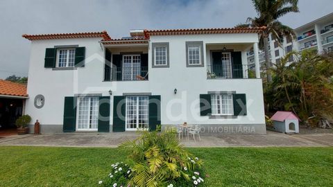 Looking for a villa in a quiet area of Caniço, with sea views and ready to live? This villa T4 + 1 of generous areas has a large outdoor garden and land for cultivation, sharing an incredible view of the Atlantic Ocean with excellent sun exposure thr...
