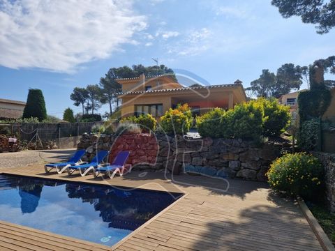 Exceptional house to move into, located in a very quiet area surrounded by nature, in a pine forest, with walking trails, with very good access, 10 min. By car from the best coves in Begur, and 10 minutes' walk from the town, with a pleasant garden w...