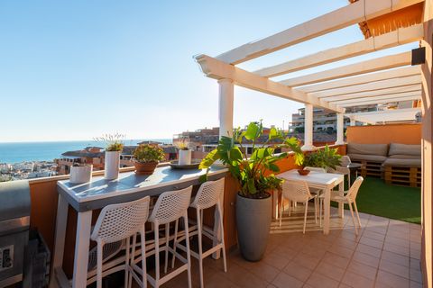 Bienvenue dans ce fabuleux penthouse pour 4 personnes à Rincón de la Victoria, Malaga. Il offre une magnifique piscine commune et une terrasse sensationnelle entièrement équipée avec une vue incroyable sur la mer. Cet élégant appartement est situé da...