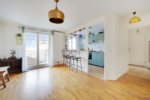 Ideally located in Guyancourt, close to shops and green spaces, this recently renovated 2-room apartment will seduce you with its elegant simplicity. 1st Floor in a quiet area: Bright living room opening onto a large balcony that can accommodate tabl...