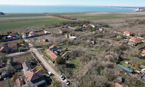 Agence SUPRIMMO : ... Nous vous présentons un terrain à vendre dans le village de Balgarevo. La superficie de la parcelle de terrain réglementée est de 503 m², située au centre du village. La parcelle est proche de la mer. L’endroit est extrêmement a...