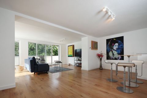 That gorgeous, light-flooded 140 qm flat seems to be a whole house. It’s a new building, finished in 2023 and offers two floors, a big garden and very spacious terrace. The lightful living room with working space, spacious kitchen (new exclusive one,...