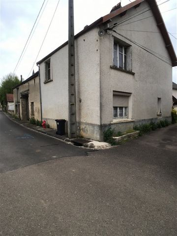 Village house in Courban with a high-end restaurant (30 minutes from the A5 motorway). Near montigny sur aube, village with shops, schools, pharmacy, bakery, doctor etc..... House located in a dead end without major work: Courtyard in front, entrance...
