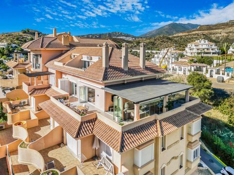 Here you live close to established golf courses only a short drive from the sea and Puerto Banús. This urbanization is known for its fantastic facilities and concierge services, making it a very popular choice for vacationers and families. The home h...