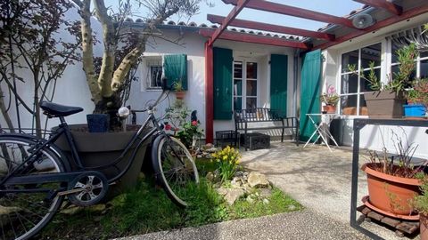 La Flotte, close to the market and shops for this house comprising entrance, living room opening onto small garden, two bedrooms, shower room, toilet. Bike room, small garden. DPE in progress EUR 633,180. 610,000 euros + negotiation fees. : 23,180 eu...