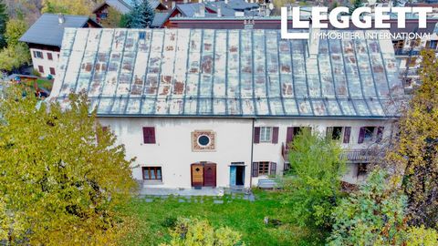 A25301SMB73 - A beautiful, rare historical building in the heart of the village of the VALLOIRE GALIBIER ski resort, over two levels divided into three apartments for a total living area of 255 m² (total floor area of 322 m²), with a barn that has ne...