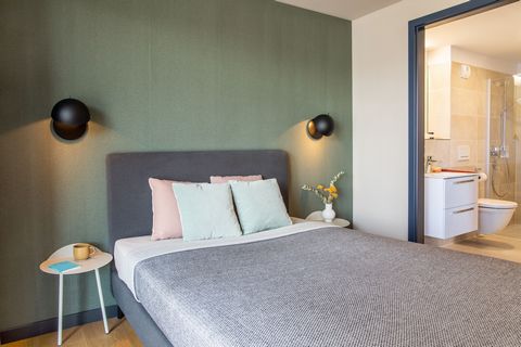 More space, even for two: the Smart Apartment has everything you need for a longer and more comfortable stay. It is fully equipped and cleverly divided. Custom-made installations, design wallpapers and the selected furnishings by Vitra, KFF, Muuto, H...