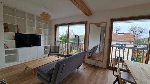 Furnished flat, in a wooden building of two floors located in the upper Montreuil at 15mn from Mairie de Montreuil and 7mn from the future tramway T1 (end 2023). Quiet residential area, very bright flat, open view. Entrance 3m2, Living room + Kitchen...