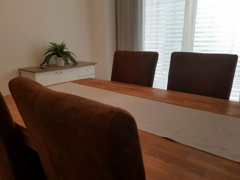 The apartment is located in Leipzig Engelsdorf. There are three supermarkets within 1 km. The highway connection is about 3 km away. Bus stops and S-Bahn are within 5 min walking distance, the Paunsdorf-Center within 10 min. The bedroom has a large c...