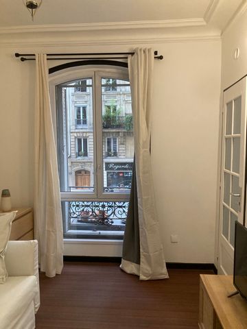 First-floor street-level apartment in a Haussman-style building. View of Place Gambetta from window. Very sunny. Refurbished One minute from Gambetta metro station Many shops and restaurants nearby.