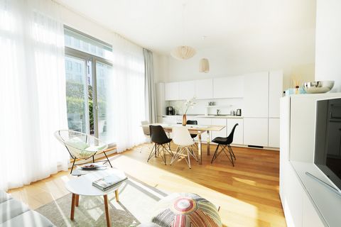 This modern and beautiful one bedroom apartment is located on the ground floor within a quiet, secure garden yard. The entire apartment enjoys bay to ceiling windows as well as electric blinds and wooden floors for a warm atmosphere. Enjoy the spacio...