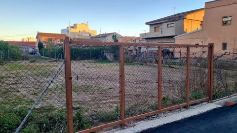 Unbuilt urban land of 476 m2. The price includes the municipal building permit. Central and well located near Goles de l'Ebre Avenue, one of the main streets of the municipality. Find out!! Property located in Deltebre, a small village of just over 1...