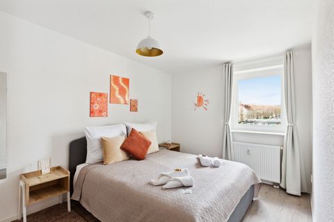 Welcome to the Golden Sunset in Magdeburg! These are the advantages you have here: ➜ comfortable up to 4 persons, optional up to 5 persons ➜ large queen-size beds ➜ washer-dryer ➜ 50″ smart TV with Netflix, Disney+, Prime ➜ Kitchen with a coffee and ...