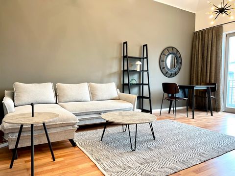 The modern 39 sqm maisonette apartment fascinates with its special layout and high ceilings. It is located directly in Schönefeld, near the airport (BER) Berlin Brandenburg and yet in an absolutely quiet location. It is perfect for project workers, s...