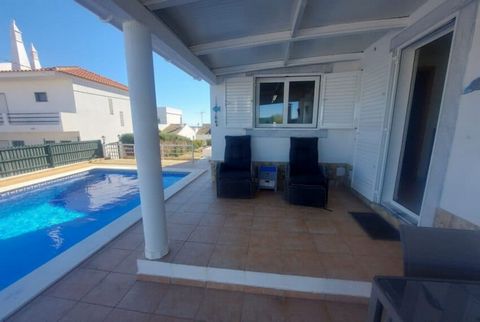 3 bedroom semi-detached with private swimming pool located in a quiet cul-de-sac, this well maintained property is only 10 mins away from the Manta Rota beach, and 5 mins from Vila Nova de Cacela with all its amenities. Monte Rei, Quinta da Ria and B...