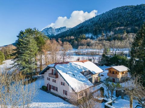 EXCLUSIVE RIGHTS - In a cul-de-sac, in a bucolic environment, this old farmhouse has an area of ​​more than 400 sq.m of living space. It consists of a large reception room of 84 sq.m with fireplace, serving a fitted kitchen, a pantry, a wine cellar a...
