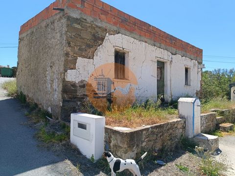 Temos o prazer de apresentar uma incrível moradia isolada localizada na Sentinela em Castro Marim - Algarve. Esta propriedade inclui um terreno misto com muitas árvores e uma área plana, com acesso a água e eletricidade pública. Há ainda a possibilid...