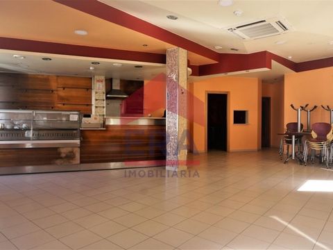 Commercial space for restaurants and drinks in the center of Olho Marinho. Equipped and with basement for storage. Sanitary facilities for customers and employees. High profitability potential. *The information provided is for informational purposes ...