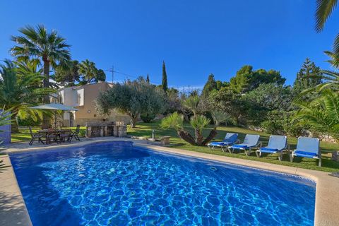 Komfortable Villa in Javea, Costa Blanca, Spanien mit privatem Pool für 8 Personen. Das Haus liegt in einem Wohngebiet am Strand. Das Haus verfügt über 4 Schlafzimmer und 2 Badezimmer. Die Unterkunft bietet Privatsphäre, einen wunderschönen Garten mi...