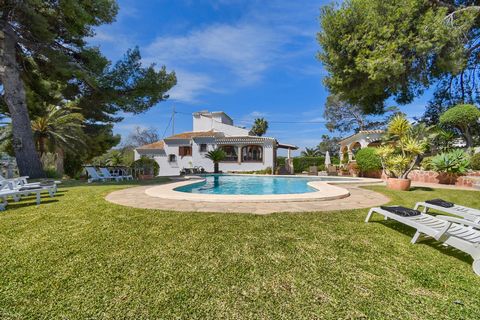 Large and comfortable holiday house with private pool in Javea, Costa Blanca, Spain for 6 persons. The house is situated in a residential beach area and at 2 km from El Arenal, Javea beach. The house has 3 bedrooms and 3 bathrooms. The accommodation ...