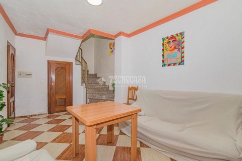 This beautiful house built in 2003 IS READY TO MOVE INTO. Ideal for a permanent residence, holiday or even for tourist rental as it is located in the centre of Molvízar, a town just 10 kilometres from Salobreña and its beaches. It has several floors,...
