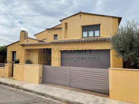 Luxury villa in La Bisbal d'Emporda attention to detail with a good southeast orientation, with an excellent central and quiet location, since you have all the main services just 5 minutes walk. With incredible features, built in 1999. The house is b...