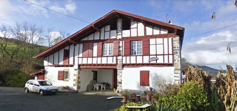 In the town of Saint-Pee-sur-Nivelle Close to shops, schools and the town center less than 5 minutes by car. In a magnificent late 18th century Basque farm divided into a small condominium of 4 lots, find this beautiful plateau of 130 m² (duplex) out...