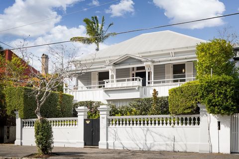 Una rara pieza de historia y bienes raíces de prestigio en el vibrante Fortitude Valley de Brisbane, esta casa de carácter de tres dormitorios equilibra sin esfuerzo la grandeza del patrimonio con el lujo moderno. A solo un paseo del moderno distrito...