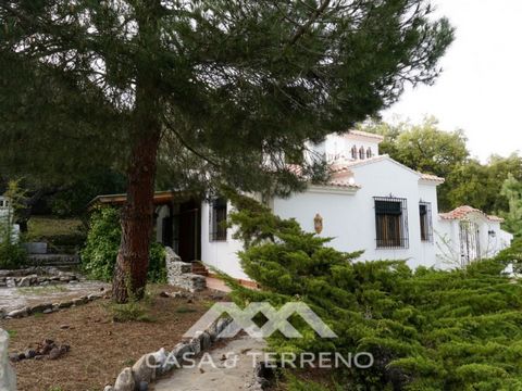 If you are looking for absolute peace and tranquility, take a look at this jewel at a very reasonable price. At 40 minutes from the coast, 10 minutes from the town, less than 1 hour from Granada city and just over 1 hour from the ski resort of Sierra...