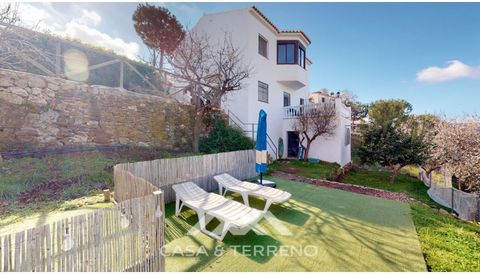 In the white village of Sayalonga, we offer you for sale this cozy and well-equipped finca, close to all essential amenities. It has a built area of 180 m2 which is divided into 2 bedrooms, 2 bathrooms, a large living room upstairs with beautiful vie...