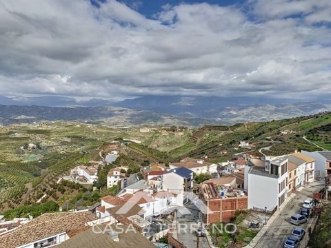 Am oberen Ende des Dorfes Iznate, ca. 15 Minuten von der Küste 'Costa del Sol' (Benajarafe) in Axarquia in der Provinz Málaga entfernt, fahren Sie in das Dorf hinein und finden dieses große, gut gepflegte Stadthaus. Dieses Haus besteht aus einem groß...