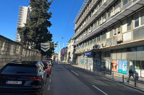 Split, city center, attractive office space with a large window. Located along the main road towards the city center. Total area 260 m2. It also has a storage space with its own entrance. The space is multifunctional, it can be used as a shop or offi...