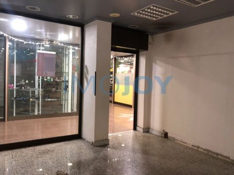Available Commercial Store located in a comprehensive local shopping area. Large store with division for office, with a total area of 24m2. It is the ideal space for offices, insurance companies, beauty salons, tutoring centres and for trade and reta...