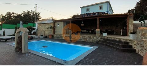 Excellent T5 villa with swimming pool, located in a quiet area of the municipality of Loulé, 5 minutes drive from the center. This magnificent villa combines the tranquility of the rural environment where it is located, with easy access to all the am...