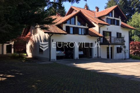 Rakovica, Plitvička jezera, a family houseof 600m2 on a plot of 41,416m2. This beautiful property is located next to the nature park. The house is divided into 3 floors with a total of 4 bedrooms and 4 bathrooms. It has a garage that has an unused ro...
