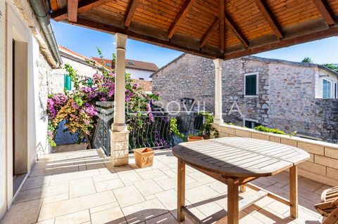 Jelsa, a beautiful Dalmatian stone semi-detached house, located a few minutes' walk from the Riva. Total gross area 184 m2, and net area 154 m2. It extends over three floors with outdoor terraces. The first floor is the basement and consists of a tav...