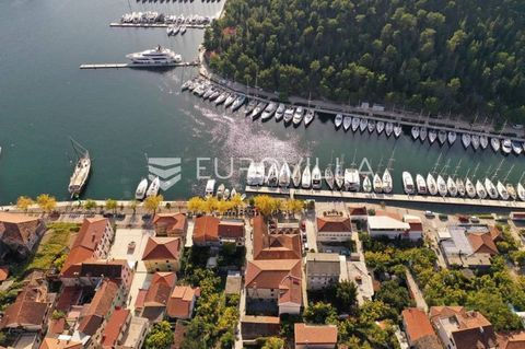 Skradin, an authentic stone hotel, located just 40 meters from the coast, with a total area of 812 m2. Divorced on four floors. The ground floor consists of a restaurant with kitchen, toilet and reception. The first and second floors hide a total of ...